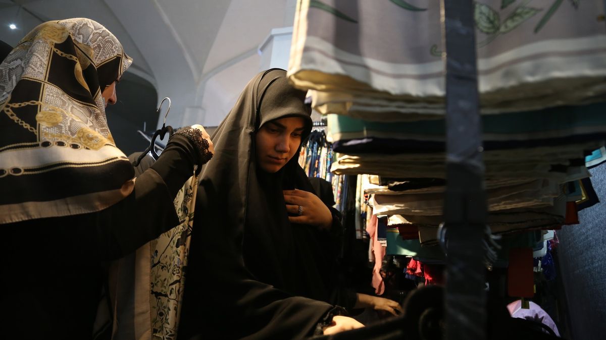Írán přitvrdil v kontrole zahalování žen